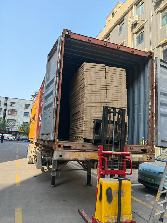 SINST šprinta ob koncu leta in veliko število pošiljk pomaga podjetju v zadnji bitki