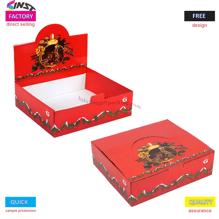 Klasična barvna shema božičnega namiznega stojala vzbuja občutek praznične slovesnosti na namizju